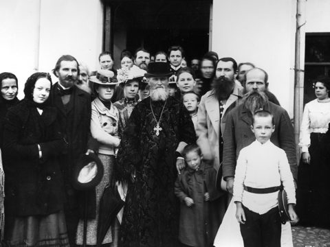Фотография праведного Иоанна Кронштадского с паствой