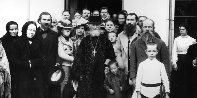 Фотография праведного Иоанна Кронштадского с паствой