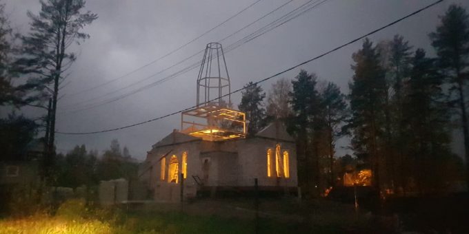 православная община храма иконы Божией Матери «Споручница грешных» деревни Васкелово продолжает строительство нового храма.