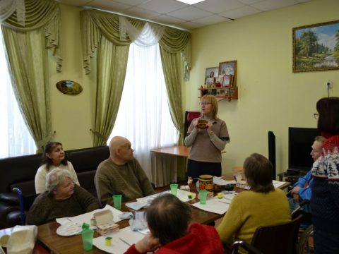 преподаватели и волонтёры воскресной школы храма иконы Божией Матери «Споручница грешных» провели для жителей «Усадьбы Васкелово» итоговый мастер-класс по рисованию «Золотая хохлома»