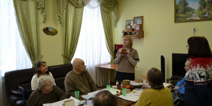 преподаватели и волонтёры воскресной школы храма иконы Божией Матери «Споручница грешных» провели для жителей «Усадьбы Васкелово» итоговый мастер-класс по рисованию «Золотая хохлома»
