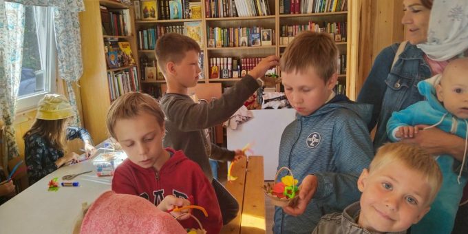 Занятие в воскресной школе при храме иконы «Споручница грешных» деревни Васкелово